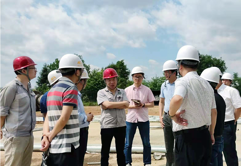 1621474526288192.jpg 能礦錳業(yè)黨委書記、董事長肖居廣向檢查組介紹錳冶金渣項(xiàng)目建設(shè)情況.jpg