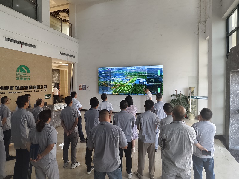 1727090879156284.jpg 能礦錳業(yè)負責人介紹數(shù)字孿生監(jiān)管平臺.jpg